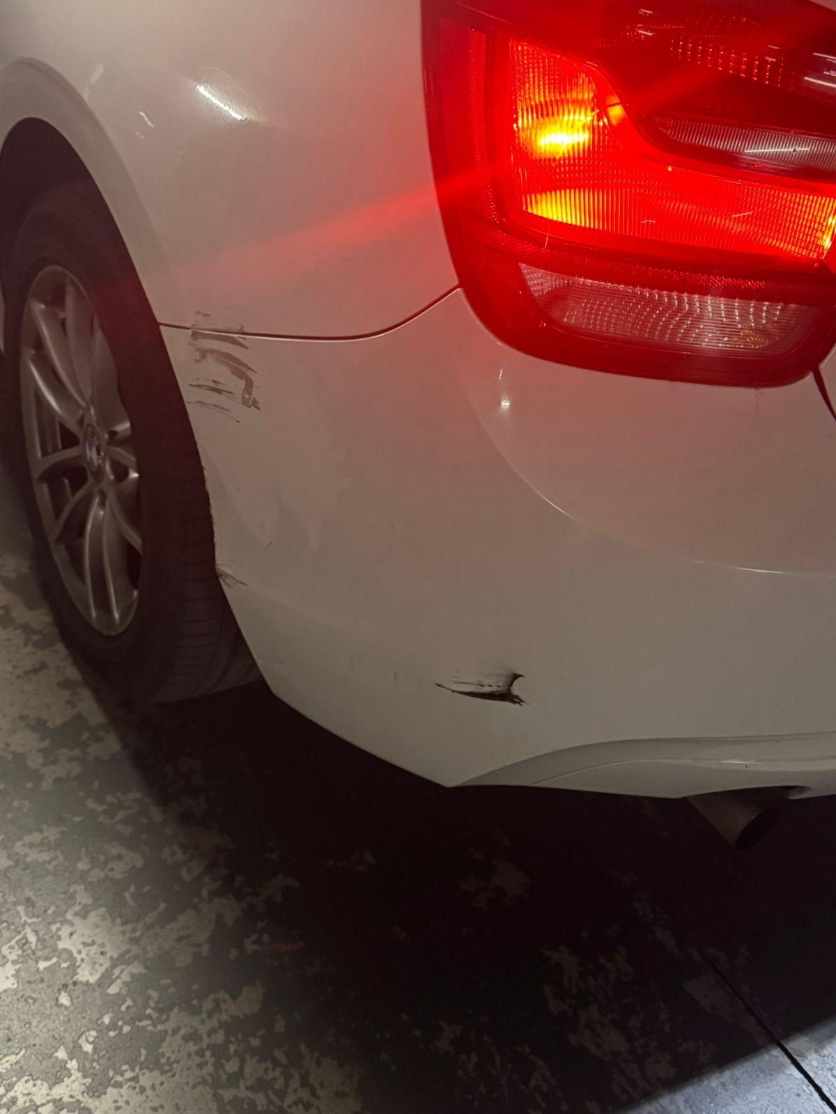 Daño en parachoques trasero blanco antes de la reparación