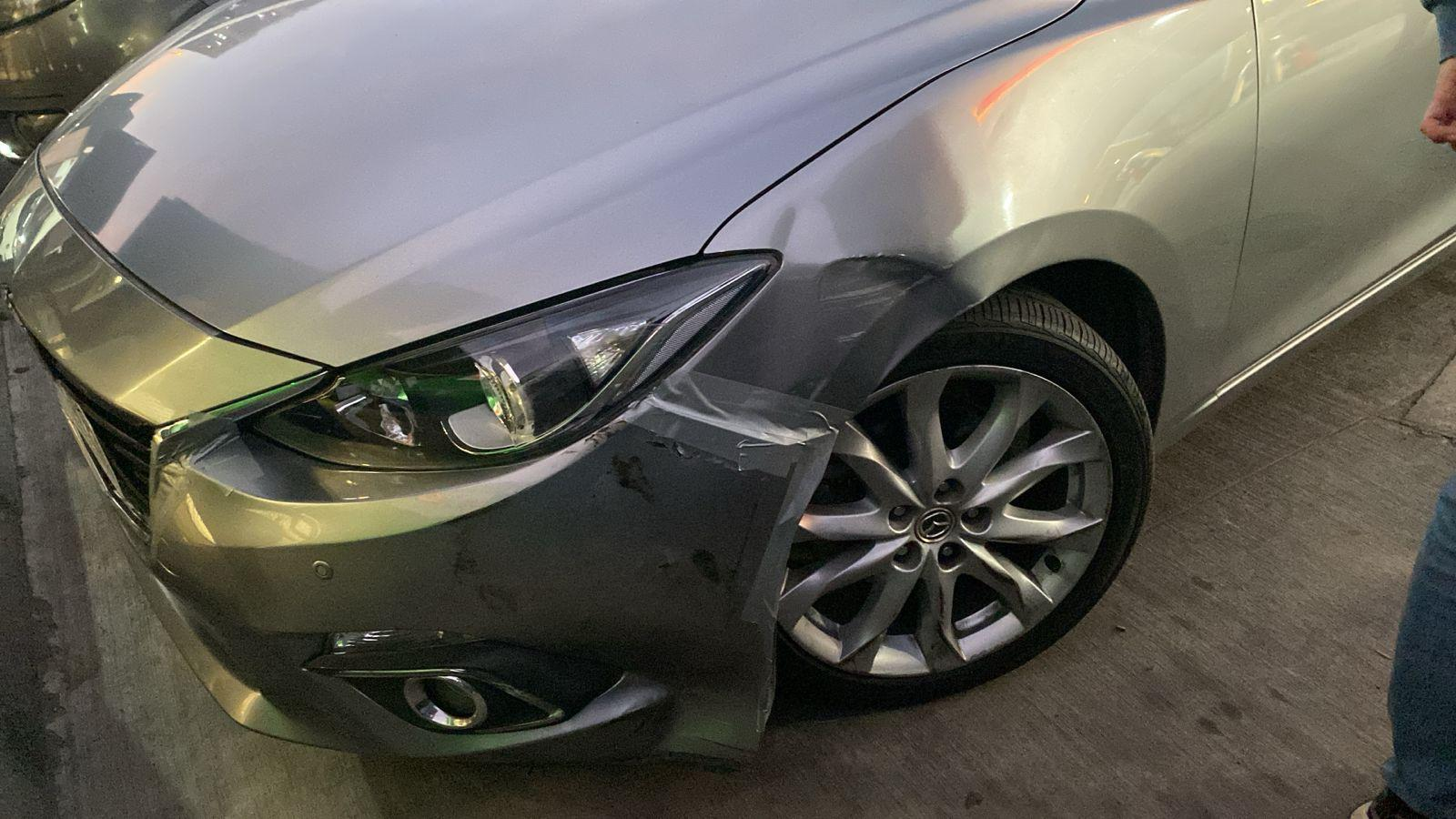 Daño frontal en Mazda gris antes de la reparación