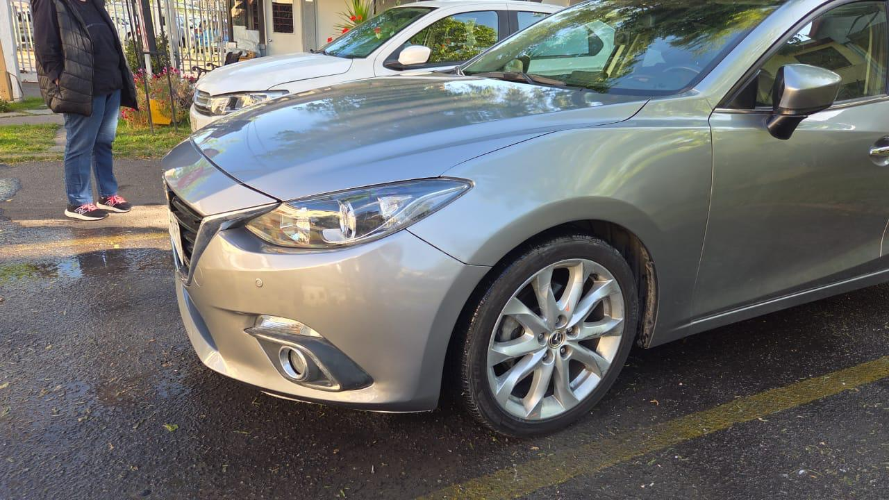 Mazda gris reparado en la parte frontal